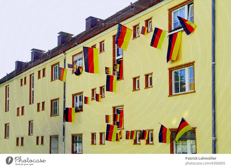 Flaggenhaus Deutschland Deutschlandfahne Deutschlandfarben schwarz-rot-gold Deutsche Flagge Patriotismus Nationalflagge Stolz Politik & Staat fußball