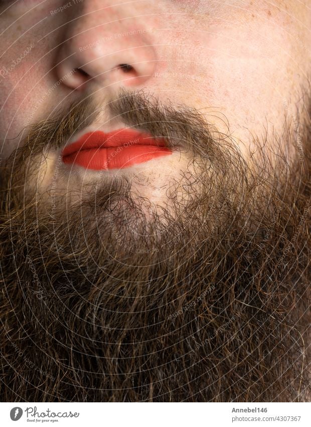 Bärtiger Mann mit rotem Lippenstift auf seinen Lippen, gut aussehend Stolz transgender Porträt lgbtq, transsexuelle Konzept Vollbart Make-up Mund Gesicht Model