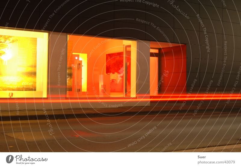 Schaufenster gelb rot Licht Langzeitbelichtung Straße orange
