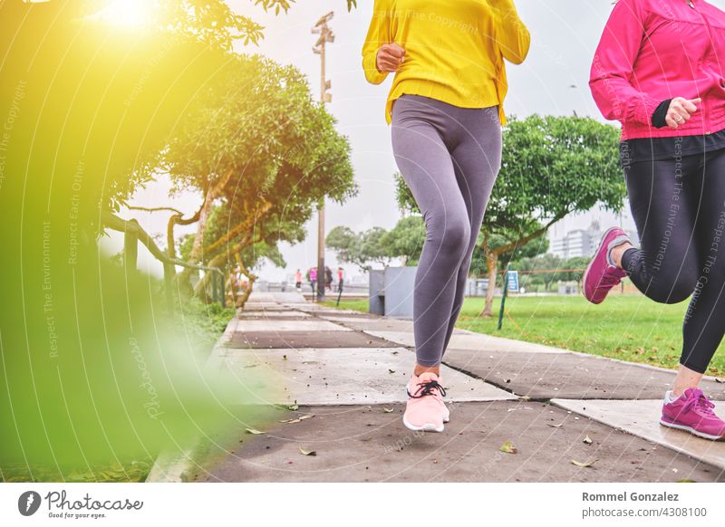 Multiethnische Frauen joggen auf der Straße Joggen Großstadt Übung Fitness Gesundheit Marathon sportlich Energie Textfreiraum Schuh Training Läufer Vitalität
