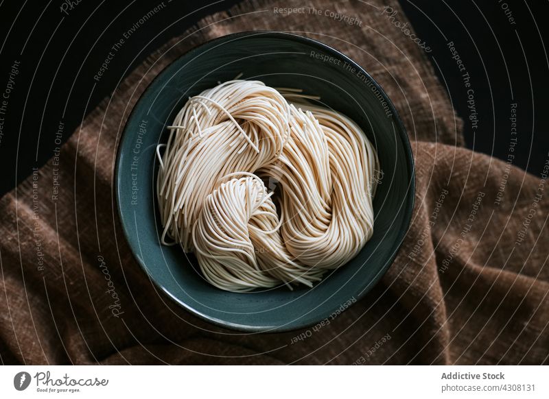 Schüssel mit rohen Ramen-Nudeln Bestandteil Koch Schalen & Schüsseln Mittagessen Asiatische Küche Tischwäsche Mahlzeit vorbereiten Tradition frisch ungekocht