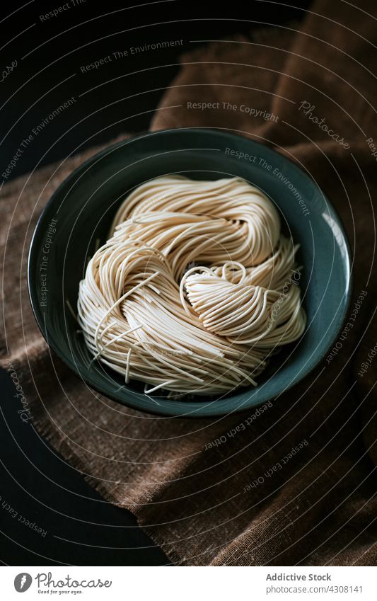 Schüssel mit rohen Ramen-Nudeln Bestandteil Koch Schalen & Schüsseln Mittagessen Asiatische Küche Tischwäsche Mahlzeit vorbereiten Tradition frisch ungekocht