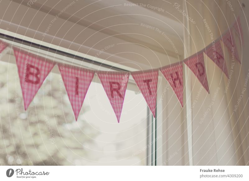 Teilansicht einer Happy Birthday Wimpelkette an einer Gardinenstange Geburtstag feiern Feste & Feiern Innenaufnahme Party rosa Dekoration & Verzierung