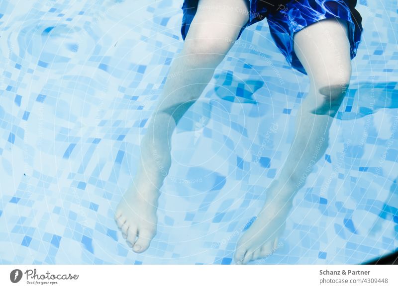 Beine im Schwimmbecken Schwimmbad Wasser Baden planschen Ankühlung Sommer Sonne Hitze abkühlen Badehose Wasseroberfläche Sommerferien blau Schwimmen & Baden