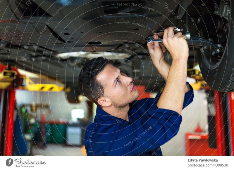 Mechaniker arbeitet an Auto in Autowerkstatt Überprüfung Flugzeugwartung Reparatur Dienst Werkzeug Verkehr PKW jung Erwachsener Menschen eine Person Mann