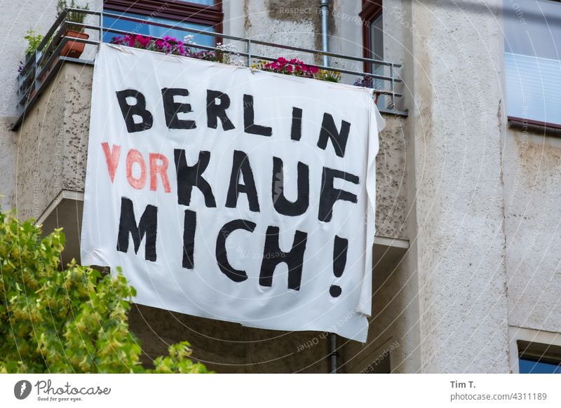 Ein Transparent hängt vor einem Balkon protest Berlin Prenzlauer Berg kaufen mich Stadt Hauptstadt Stadtzentrum Außenaufnahme Menschenleer Altstadt Tag Altbau
