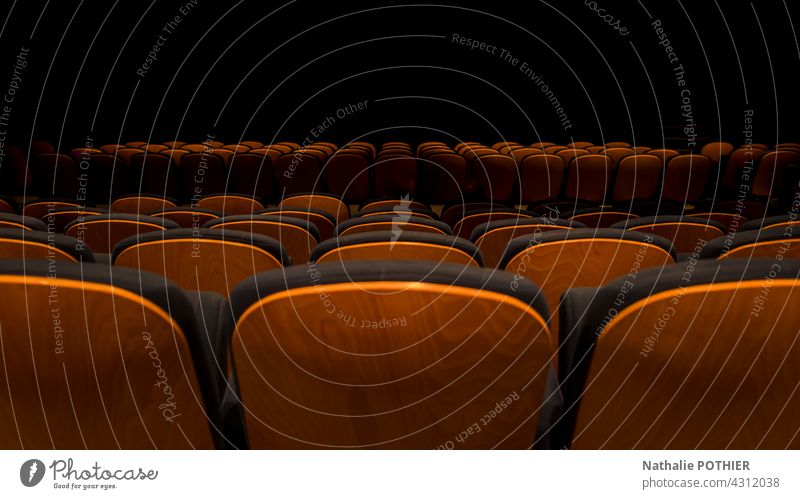 Aufgereihte Sitze in einer Veranstaltungshalle Kino Filmmaterial Saal zeigen Armsessel schwarz Kinosaal Freizeit & Hobby Theater Kinosessel dunkel leer