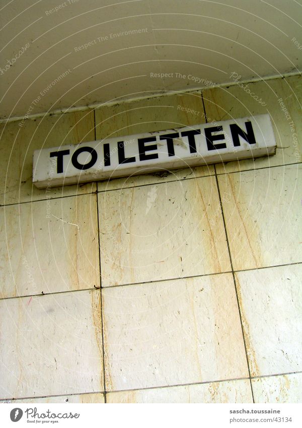 Toiletten... Wand dreckig weiß gelb schwarz Blomen See Freizeit & Hobby Schilder & Markierungen Zeichen Hinweisschild Spinnenweben verfallen orange Marmor