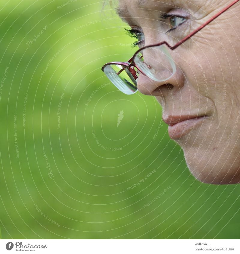 Reife Frau schaut skeptisch über ihre Brille hinweg Erwachsene Gesicht beobachten Denken Blick Freundlichkeit Neugier grün Mitgefühl achtsam Wachsamkeit