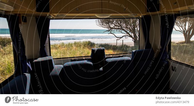 Blick durch das Fenster eines Wohnmobils rv Lager Ausflugsziel Laufwerk Reise Ferien Kleintransporter PKW Verkehr Camping Neuseeland tagsüber Ozeanien im Freien