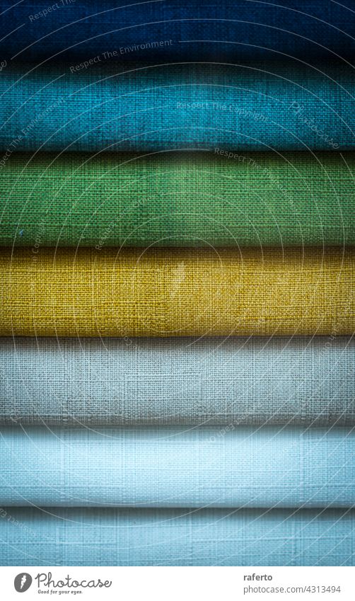 Ein Stapel mit einigen farbigen Stoffen Textil Gewebe Kleidung Baumwolle Hintergrund Mode Material Muster Bekleidung Textur blau rot grün gelb gefaltet