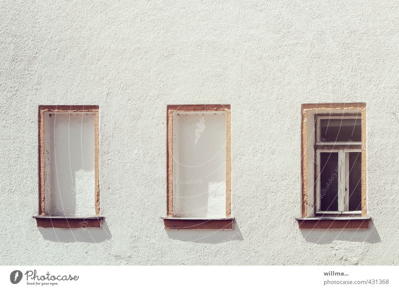 Zugemauert und verschlossen Fenster zugemauert zugemauerte Fenster Haus Fassade Stadt weiß Einsamkeit geheimnisvoll einzigartig sparsam Putzfassade geschlossen