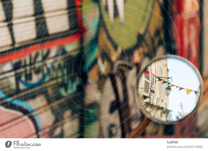 Die Altstadt im Spiegel - kleine Fähnchen inklusive Spiegelbild Aussenspiegel Mofa rund rückblickend Rückblick Rückspiegel Roller Motorrad moped Wand Fassade