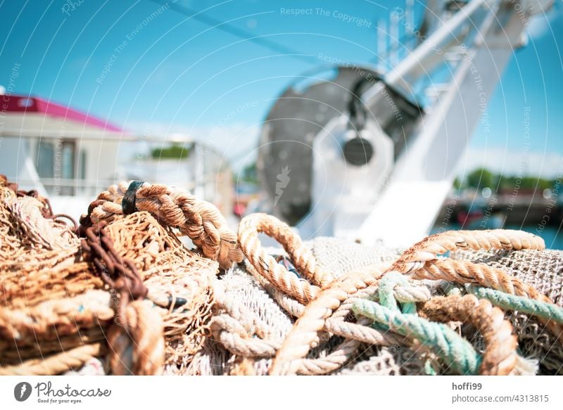 Seile und Takelage an Bord eines Fischerbootes  bei strahlendem Sonnenschein Netz Fischernetz Meer Fischereiwirtschaft Hafen Angeln Fischerdorf Küste