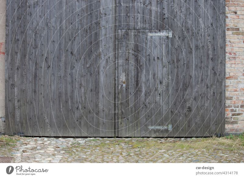 Toreinfahrt mit Tür aus Holz an einer Scheune in Kremmen Holztür Holztor Einfahrt Ausfahrt alt rustikal rustikaler Hintergrund Rustikaler stil rustikales Haus