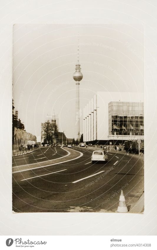 Das schwarz-weiß Foto aus den 1970er Jahren zeigt den Berliner Fernsehturm und einen Teil vom Palast der Republik / DDR Architektur / analoge Fotografie
