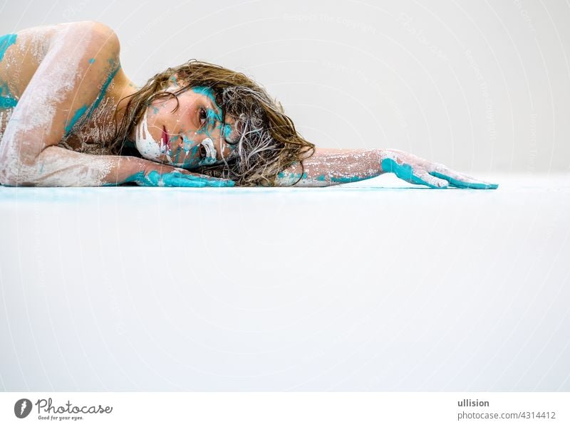Porträt und Arm einer sexy jungen Frau in weiß und türkis Farbe gemalt dekorativ. Kreative expressive abstrakte Körper Malerei Kunst, Kopie Raum. Körpermalerei
