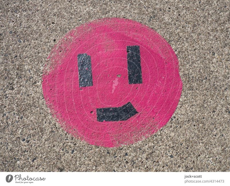 Smiley-Lächeln trotz Verschleiß Inspiration einfach kreisen Straßenkunst Kreativität Zahn der Zeit Betonboden verwittert Abnutzung Wandel & Veränderung