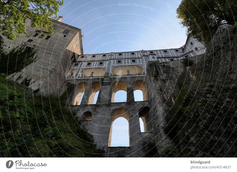 Dauerhafte Baukunst ganz ohne studierte Architekten, Statiker und Ingenieure Schloss Burg Übergang Brücke Fassade Etagen historisch schön Krumau