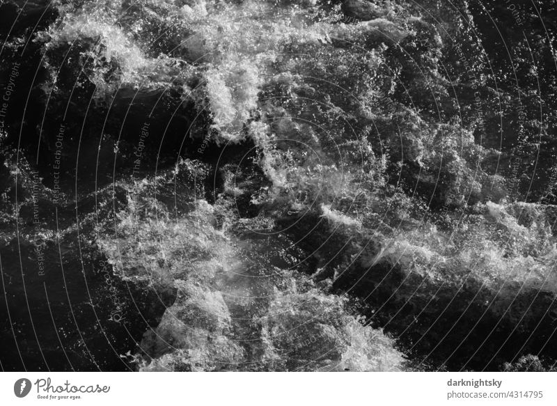 Dynamischer Wellengang in einem Fluss bei einer Stromschnelle mit weißem Wasser Vogelperspektive Bewegungsunschärfe Low Key Textfreiraum unten Licht