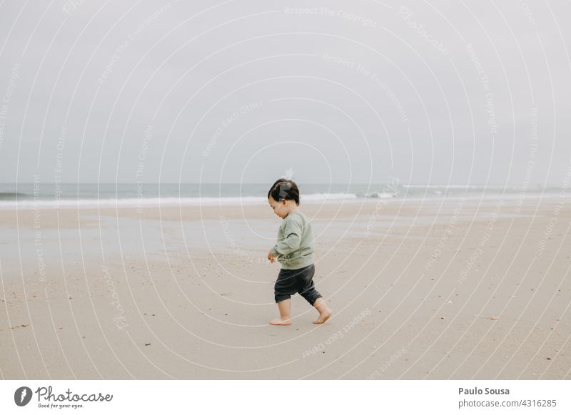 Kind am Strand Kindheit laufen Sand Sandstrand Meer authentisch Kaukasier 1-3 Jahre Außenaufnahme Spielen Tag Kleinkind Mensch Lifestyle Leben Freude Farbfoto