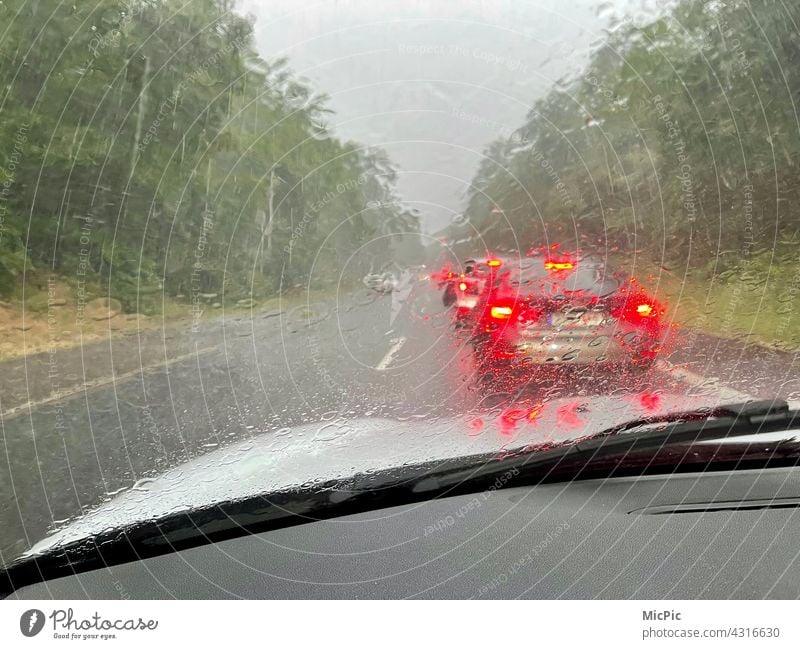 Regenwetter im Straßenverkehr - Stau stehen Autostau Verkehrsstau PKW Autofahren Fahrzeug Berufsverkehr Verkehrsmittel Unwetter Wasser lichter Verkehrslichter