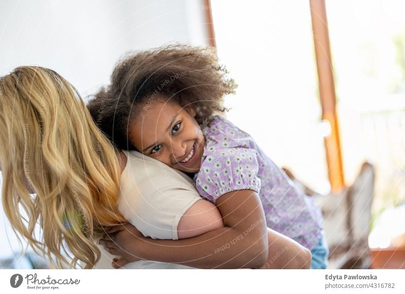 Mutter und Tochter haben Spaß zusammen zu Hause Kind Familie multiethnisch gemischte Rassenfamilie vielfältige Familie Vielfalt Afro-Look heimwärts