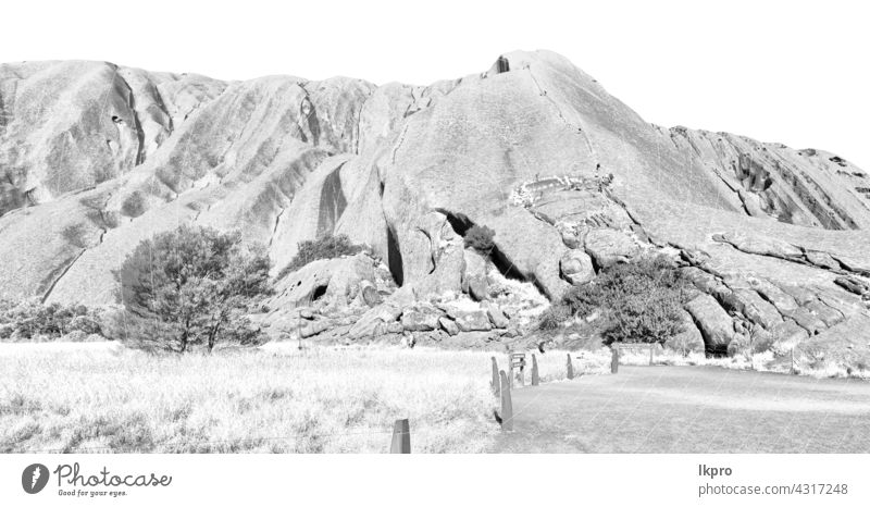 AUSTRALIEN,AYERS ROCK-CIRCA AUGUST 2017-unbekannte Personen, die auf dem heiligen Berg spazieren gehen Australien uluru Park national Felsen Landschaft rot