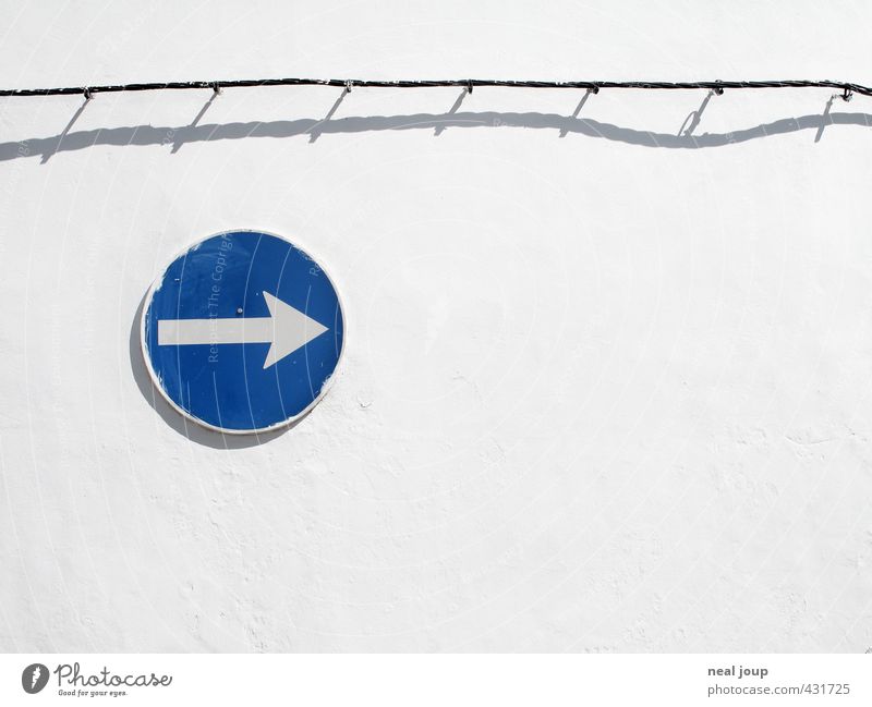 Clear direction Wand Portugal Menschenleer Mauer Kabel Verkehrszeichen Verkehrsschild Zeichen Hinweisschild Warnschild Pfeil hell rund blau weiß Toleranz