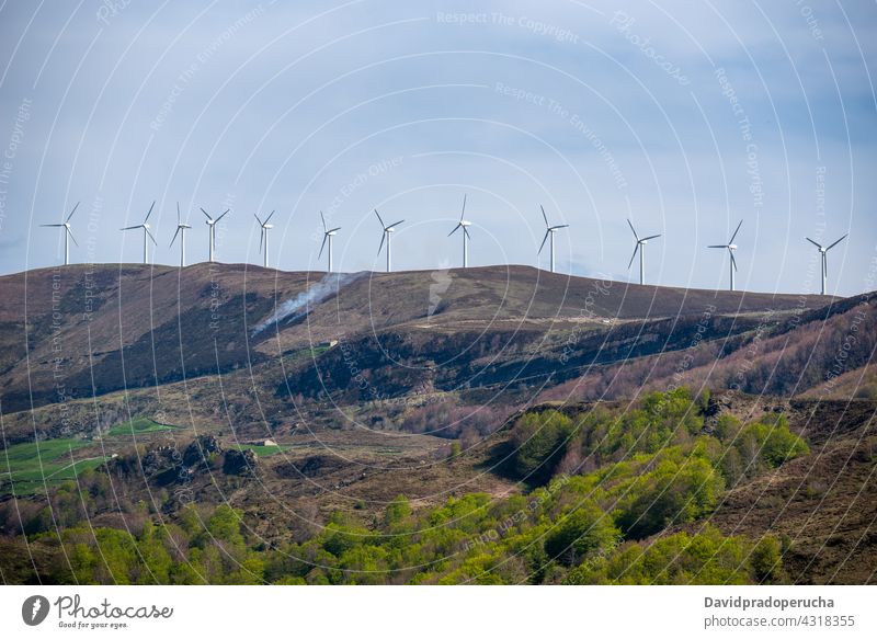 Windkraftanlage auf einem Hügel Windmühle Station alternativ Ressource Kraft drehen Turbine Erneuerung Energie Mast Propeller nachhaltig Quelle Einrichtung