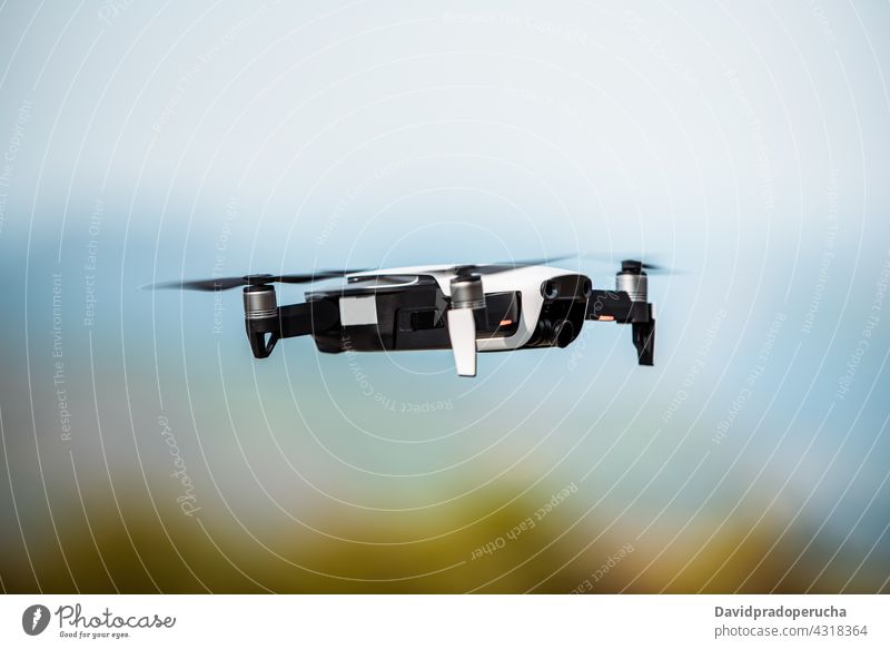 Moderne Drohne mit beweglichen Propellern fliegt in der Natur uav Dröhnen Hubschrauber schießen modern beobachten Filmmaterial Aufzeichnen Bewegung Umwelt