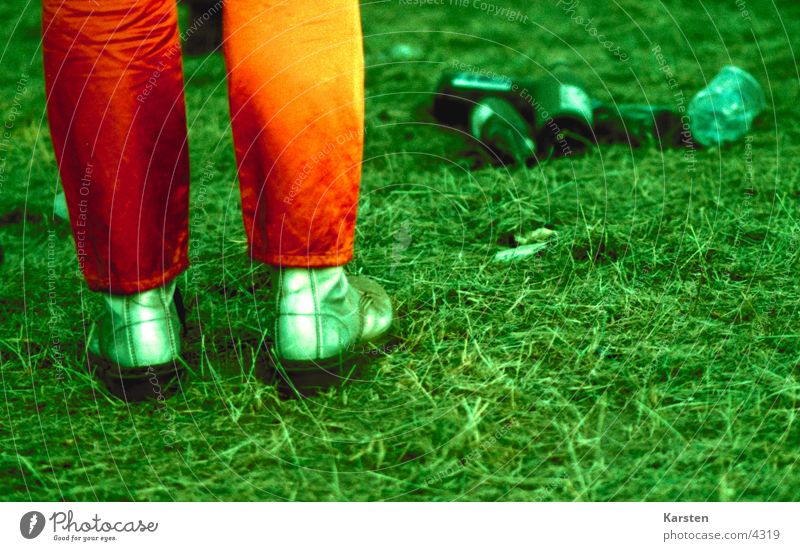 Festwiese Schuhe Wiese Müll grün Mensch Fuß orange Musikfestival Feste & Feiern