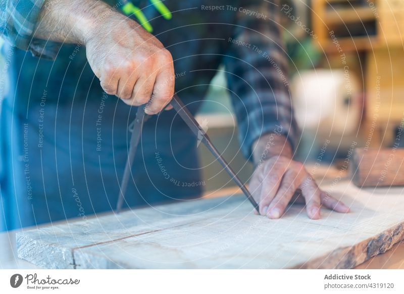 Zimmermann, der Holz mit einem Zirkel anzeichnet Zimmerer Tischlerin Kompass Teiler Mann Werkzeug Mark messen Werkstatt Schreinerei Holzarbeiten Kunsthandwerker