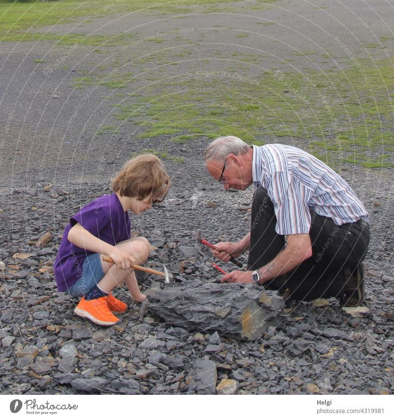 auf Fossiliensuche - Opa und Enkel suchen Fossilien im Steinbruch Piesberg bei Osnabrück Großvater Mensch Mann Kind Erdgeschichte Junge Senior Zusammensein alt