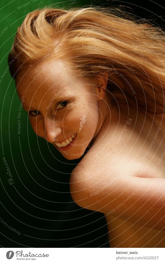 Rothaarige Frau zeigt Haut mit Sommersprossen und lächelt in die Kamera rothaarig Portrait nackt feminin Haare & Frisuren grün lachen lächeln Freude Schönheit