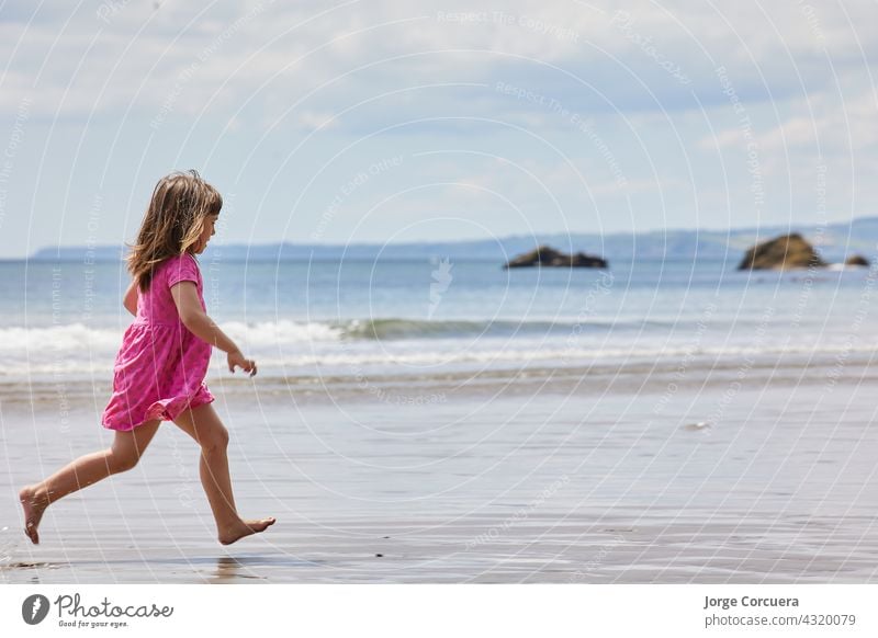 Mädchen läuft am Strand mit einem klaren Horizont und große Kopie Raum Sand Spielen bezaubernd Kleinkind Kind Sommer jung Kindheit MEER Person niedlich