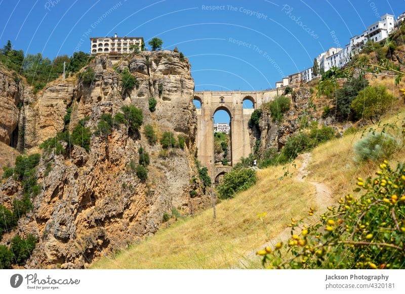 Schöne Aussicht auf die historische römische Brücke in Ronda, Spanien Andalusia Römer Sommer schön mittelalterlich Bögen sevilla Landschaft Stadtbild urban