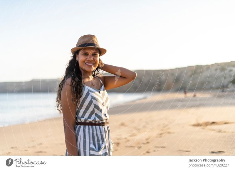 Porträt einer schönen jungen Frau am Strand bei Sonnenuntergang sonnig Sommer Algarve Portugal Brasilianer freudig Fröhlichkeit im Freien brünett hispanisch