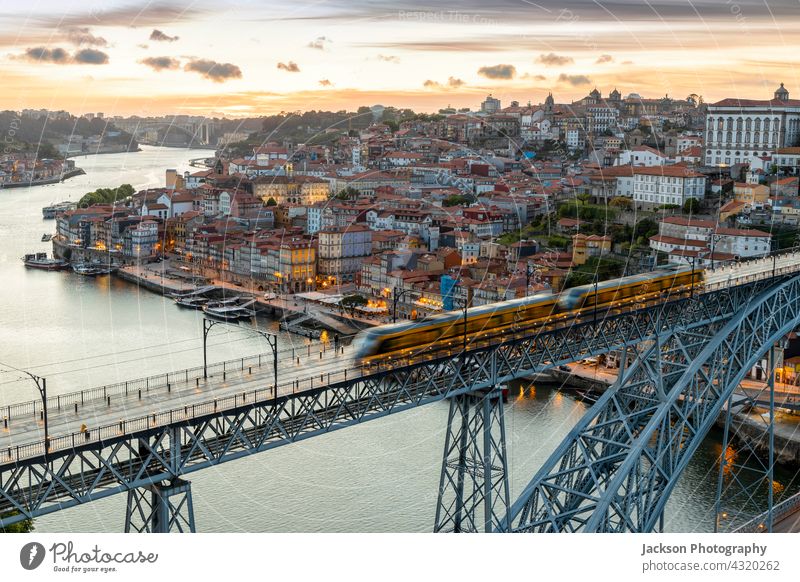 Skyline der historischen Stadt Porto mit Brücke bei Sonnenuntergang, Portugal Großstadt Ribeira Nacht Lichter beleuchtet Dämmerung Himmel Nachtzeit schön