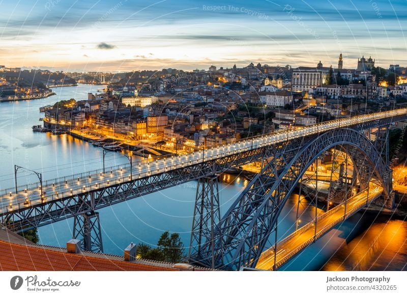 Skyline der historischen Stadt Porto mit der berühmten Brücke bei Nacht, Portugal Licht beleuchtet Architektur Anziehungskraft schön Boote Gebäude Großstadt
