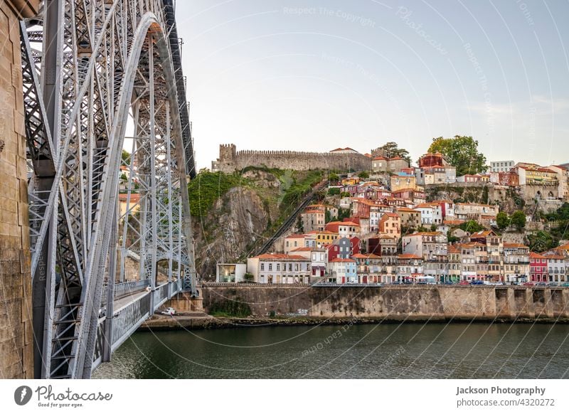 Stadtbild der historischen Stadt Porto mit der berühmten Brücke, Portugal Sonnenuntergang Skyline beleuchtet Architektur Anziehungskraft schön Boote Gebäude