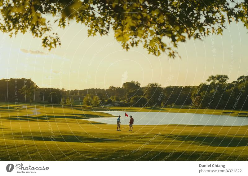 Sonnenuntergang Zeit auf dem Golfplatz Freundschaft reden Golfer Spielen grün Außenaufnahme Morgendämmerung golden goldene Stunde Sonnenaufgang Freude genießen