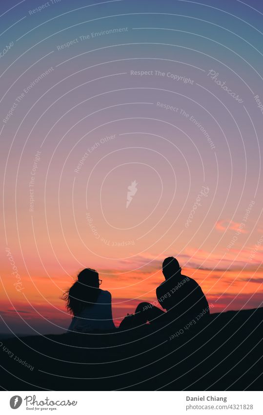 Ehepaar mit schönen rosa Himmel Blick Erholung Frau Ferien & Urlaub & Reisen Natur romantisch Farbfoto Morgen Stimmung Sonnenaufgang - Morgendämmerung