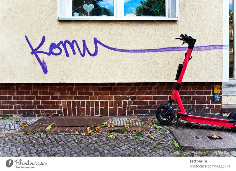 Komu_____ aussage botschaft farbe gesprayt grafitti grafitto illustration kunst mauer message nachricht parole politik sachbeschädigung schrift slogan sprayen
