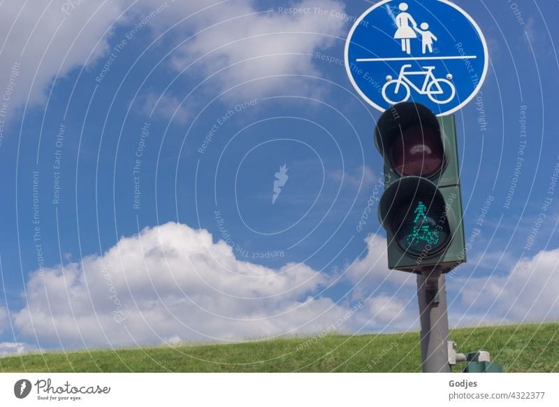 Fußgängerampel und Straßenschild vor blauem Himmel Verkehrszeichen Schilder & Markierungen Verkehrsschild Zeichen Straßenverkehr Sicherheit Wege & Pfade
