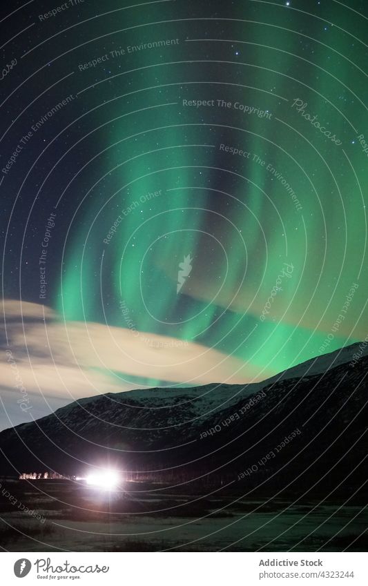 Spektakuläre Nordlichter in Tromso Weltall Astronomie Stern Raum farbenfroh Hintergrund polar Landschaft schön Lichter Natur Insel Kvalya Norden borealis Himmel