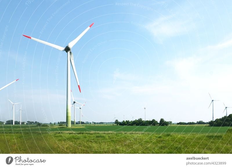 Windräder im norddeutschen Flachland Windrad Windpark Windturbine Windenergie Windkraftanlage Erneuerbare Energie Energiewirtschaft Elektrizität Umweltschutz