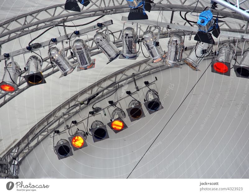 eine Frage der Lichttechnik Veranstaltung Hintergrundbild Bühne Scheinwerfer Bühnenbeleuchtung Konzert Beleuchtung Show Traverse Hintergrund neutral aufgehängt