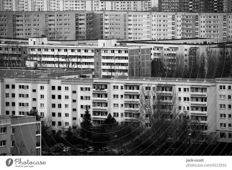 ehemalige Arbeiterschließfächer in schwarz und weiß Plattenbau Fassade Einigkeit Strukturen & Formen Marzahn Berlin Architektur Wohnhochhaus Panorama (Aussicht)