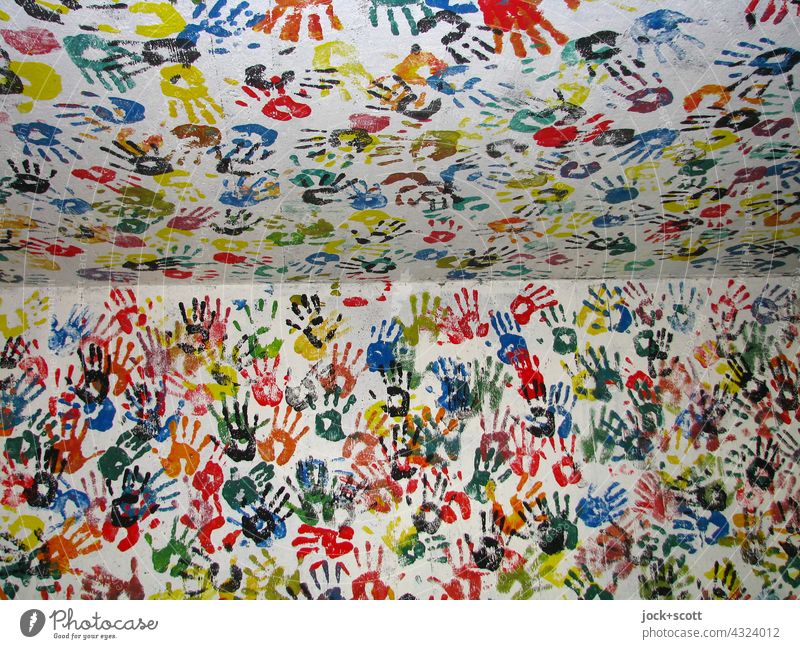 gezeichnet & gemalt | Hand für Hand in jeder Ecke auf jede Wand Straßenkunst Abdruck berühren Zusammensein viele Gesellschaft (Soziologie) Inspiration Teamwork